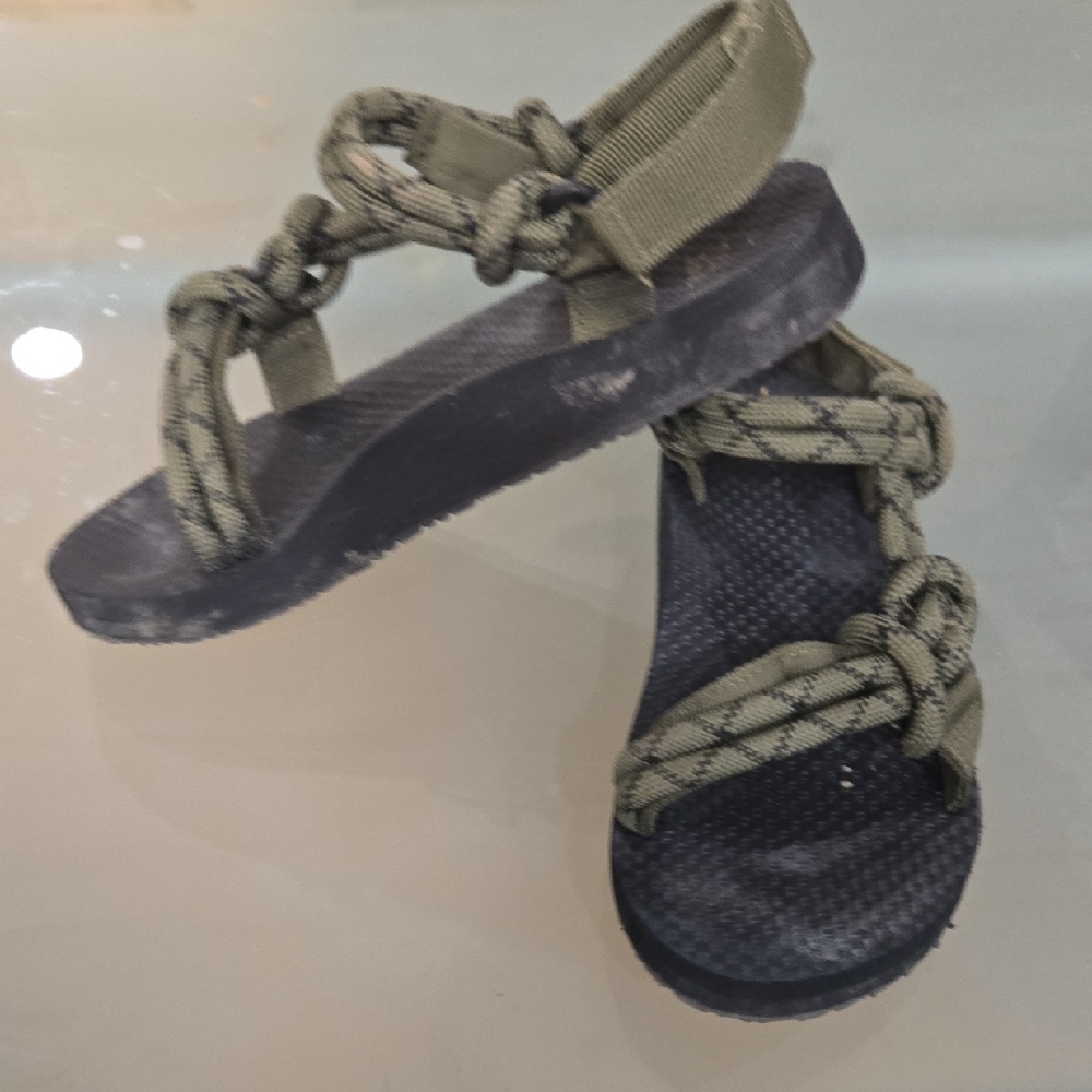 Time and Tru Olive and Black Knotted Sandals